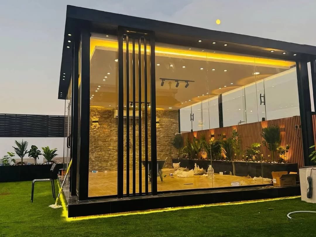 غرفة زجاجية مع ديكور حجري