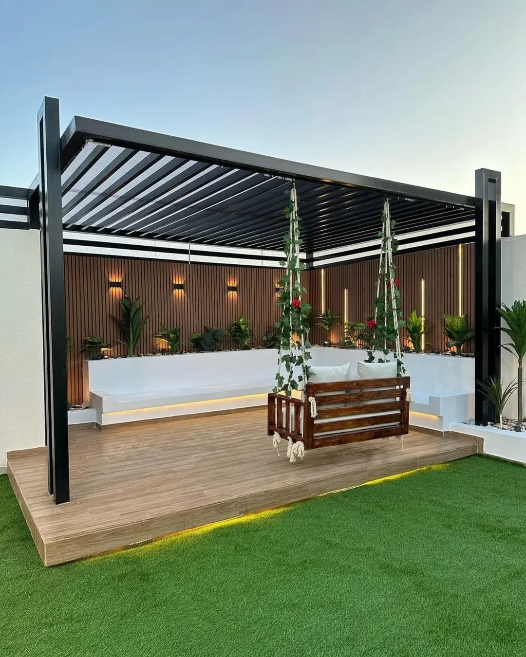 مظلة خشبية مع نباتات