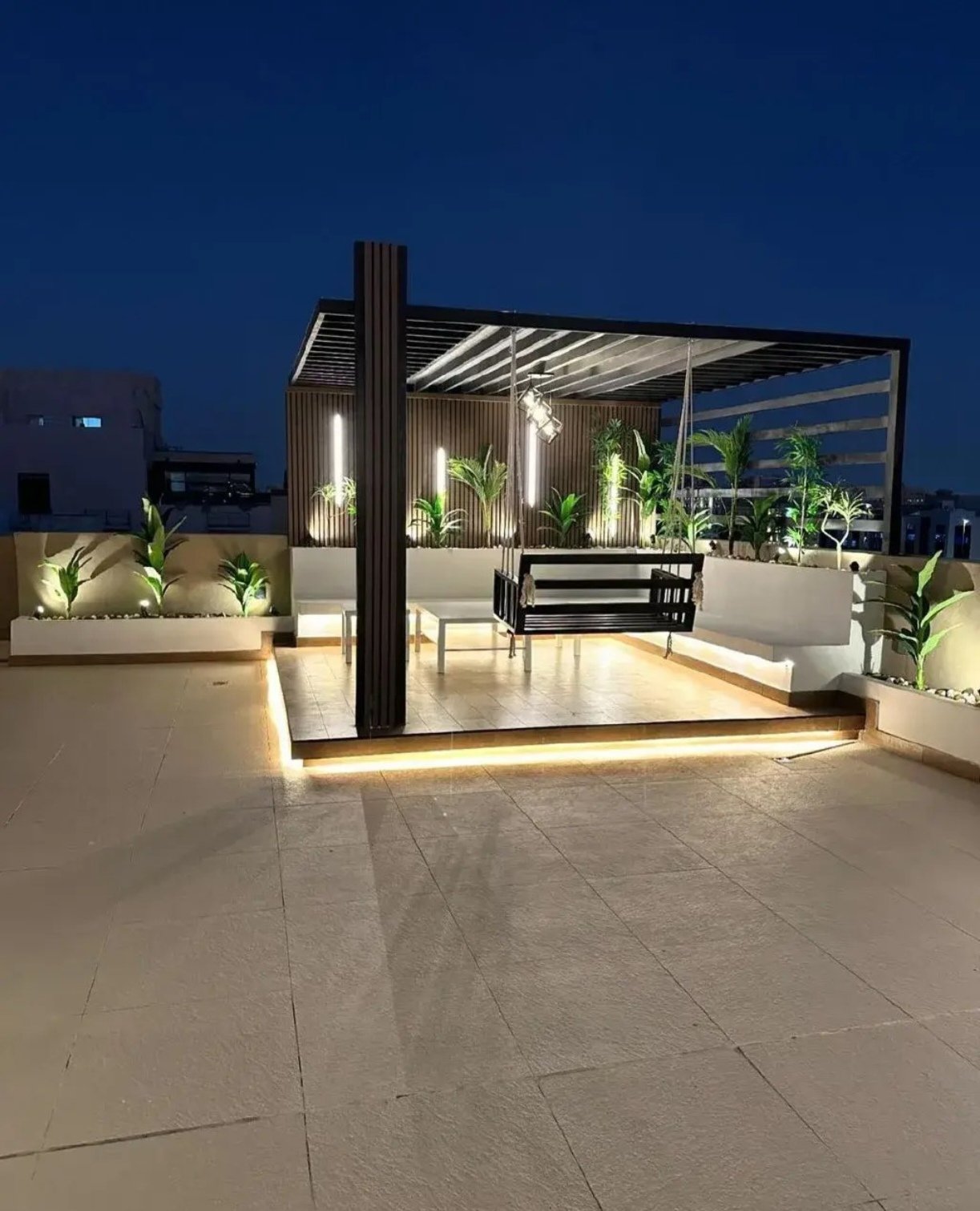 جلسة سطح ليلية مع مرجيحة