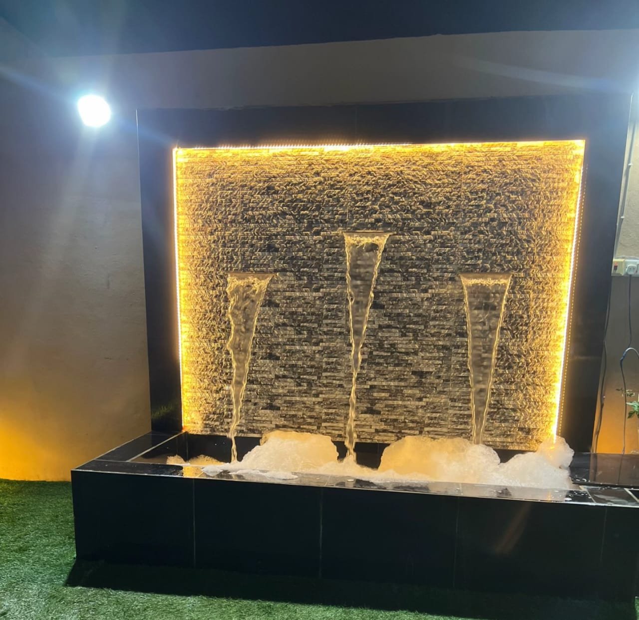 نافورة حجرية داكنة